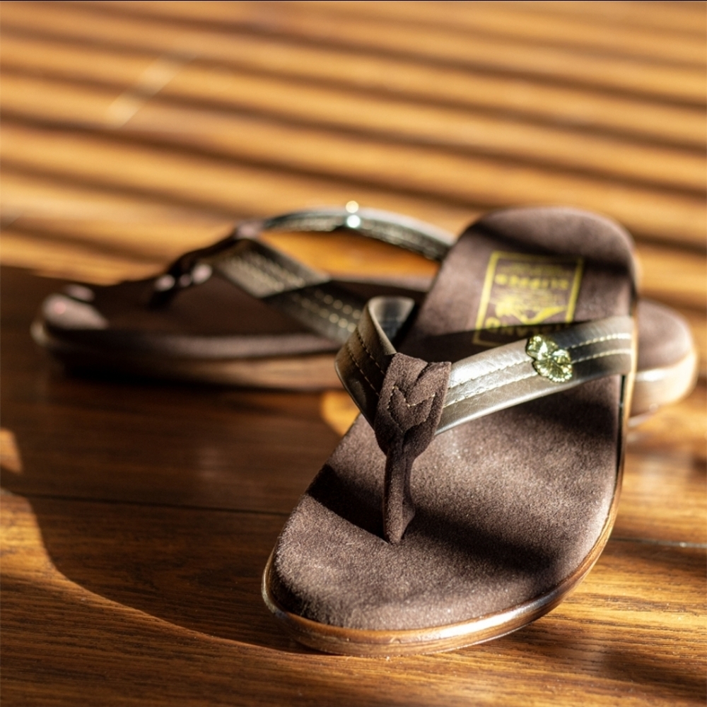 ISLAND SLIPPER HAWAII - CHOCO BROWN LEATHER HIBISCUS THONG FLIP FLOP SANDAL SZ 7